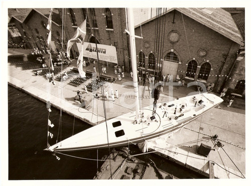 1985 VENEZIA AZZURRA II Allestimento cerimonia del VARO Sailing regatta *Foto 1 DATA: 1985LUOGO: VENEZIATITOLO: VELA - YACHT CLUB COSTA SMERALDA - ALLESTIMENTO DELLA CERIMONIA DEL VARO DELLA "AZZURRA II" DESCRIZIONE: Fotografia d'epoca con didascalia allegata su carta intestata Fotocronache Olympia:"E' stata varata la nuova barca italiana che parteciperà ai campionati mondiali, Azzurra II, alla presenza di Gianni Agnelli, l'Aga Khan con la moglie Salima, il Ministro della Difesa Spadolini, Luca di Montezemolo, il sindaco di Venezia Rigo, Cino Ricci, capitano dell'imbarcazione e l'intero equipaggio di Azzurra II"AUTORE: Fotocronache Olympia - Milano / Foto BorlenghiFORMATO: 24 x 17 cmCONDIZIONI: buone.Vero documento d'epoca, originale, autentico.Nota storica: Azzurra è un sindacato velico italiano, protagonista di diverse sfide per la conquista della Coppa America, sin dal 1983. Azzurra è dunque la barca che nel 1983 segnò l'esordio per l'Italia in Coppa America, facendo scoprire la vela al grande pubblico italiano. Il sindacato si presentò in quell'anno come rappresentante dello Yacht Club Costa Smeralda, con il patrocinio dell'Aga Khan e di Gianni Agnelli, ed era in assoluto il primo sfidante italiano per la Coppa. Il progetto fu affidato allo studio Vallicelli, e venne costruito uno scafo nei cantieri Officine MeccanicHe Ing. Mario Cobau di Pesaro. Varo sempre a Pesaro il 19 luglio 1982. Skipper era Cino Ricci, timoniere Mauro Pelaschier olimpionico nella classe Finn nel 1972-76 e nel pozzetto, Flavio Scala olimpionico classe Star 1972, Stefano Roberti vincitore della One Ton Cup del 1980 e Tiziano Nava pluri vincitore della Mini Ton Cup. Il team raggiunse le semifinali della Louis Vuitton Cup, classificandosi terzo con l'imbarcazione 'I-4', e si ripresentò alla successiva sfida per l'America's Cup 1987 a Perth in Australia, la prima lontano dagli Stati Uniti, ricoprendo inoltre il ruolo di rappresentante di tutti gli sfidanti (Challenger of Record). La spedizione, affrontata con l'imbarcazioni Azzurra III e (Azzurra IV non utilizzata in regata), non ebbe comunque miglior fortuna della precedente, fermandosi al terzultimo posto ancor prima delle semifinali della Louis Vuitton Cup originale e autentica 1 1985 VENEZIA AZZURRA II Allestimento cerimonia del VARO Sailing regatta *Foto 1 DATA: 1985LUOGO: VENEZIATITOLO: VELA - YACHT CLUB COSTA SMERALDA - ALLESTIMENTO DELLA CERIMONIA DEL VARO DELLA "AZZURRA II" DESCRIZIONE: Fotografia d'epoca con didascalia allegata su carta intestata Fotocronache Olympia:"E' stata varata la nuova barca italiana che parteciperà ai campionati mondiali, Azzurra II, alla presenza di Gianni Agnelli, l'Aga Khan con la moglie Salima, il Ministro della Difesa Spadolini, Luca di Montezemolo, il sindaco di Venezia Rigo, Cino Ricci, capitano dell'imbarcazione e l'intero equipaggio di Azzurra II"AUTORE: Fotocronache Olympia - Milano / Foto BorlenghiFORMATO: 24 x 17 cmCONDIZIONI: buone.Vero documento d'epoca, originale, autentico.Nota storica: Azzurra è un sindacato velico italiano, protagonista di diverse sfide per la conquista della Coppa America, sin dal 1983. Azzurra è dunque la barca che nel 1983 segnò l'esordio per l'Italia in Coppa America, facendo scoprire la vela al grande pubblico italiano. Il sindacato si presentò in quell'anno come rappresentante dello Yacht Club Costa Smeralda, con il patrocinio dell'Aga Khan e di Gianni Agnelli, ed era in assoluto il primo sfidante italiano per la Coppa. Il progetto fu affidato allo studio Vallicelli, e venne costruito uno scafo nei cantieri Officine MeccanicHe Ing. Mario Cobau di Pesaro. Varo sempre a Pesaro il 19 luglio 1982. Skipper era Cino Ricci, timoniere Mauro Pelaschier olimpionico nella classe Finn nel 1972-76 e nel pozzetto, Flavio Scala olimpionico classe Star 1972, Stefano Roberti vincitore della One Ton Cup del 1980 e Tiziano Nava pluri vincitore della Mini Ton Cup. Il team raggiunse le semifinali della Louis Vuitton Cup, classificandosi terzo con l'imbarcazione 'I-4', e si ripresentò alla successiva sfida per l'America's Cup 1987 a Perth in Australia, la prima lontano dagli Stati Uniti, ricoprendo inoltre il ruolo di rappresentante di tutti gli sfidanti (Challenger of Record). La spedizione, affrontata con l'imbarcazioni Azzurra III e (Azzurra IV non utilizzata in regata), non ebbe comunque miglior fortuna della precedente, fermandosi al terzultimo posto ancor prima delle semifinali della Louis Vuitton Cup originale e autentica 1